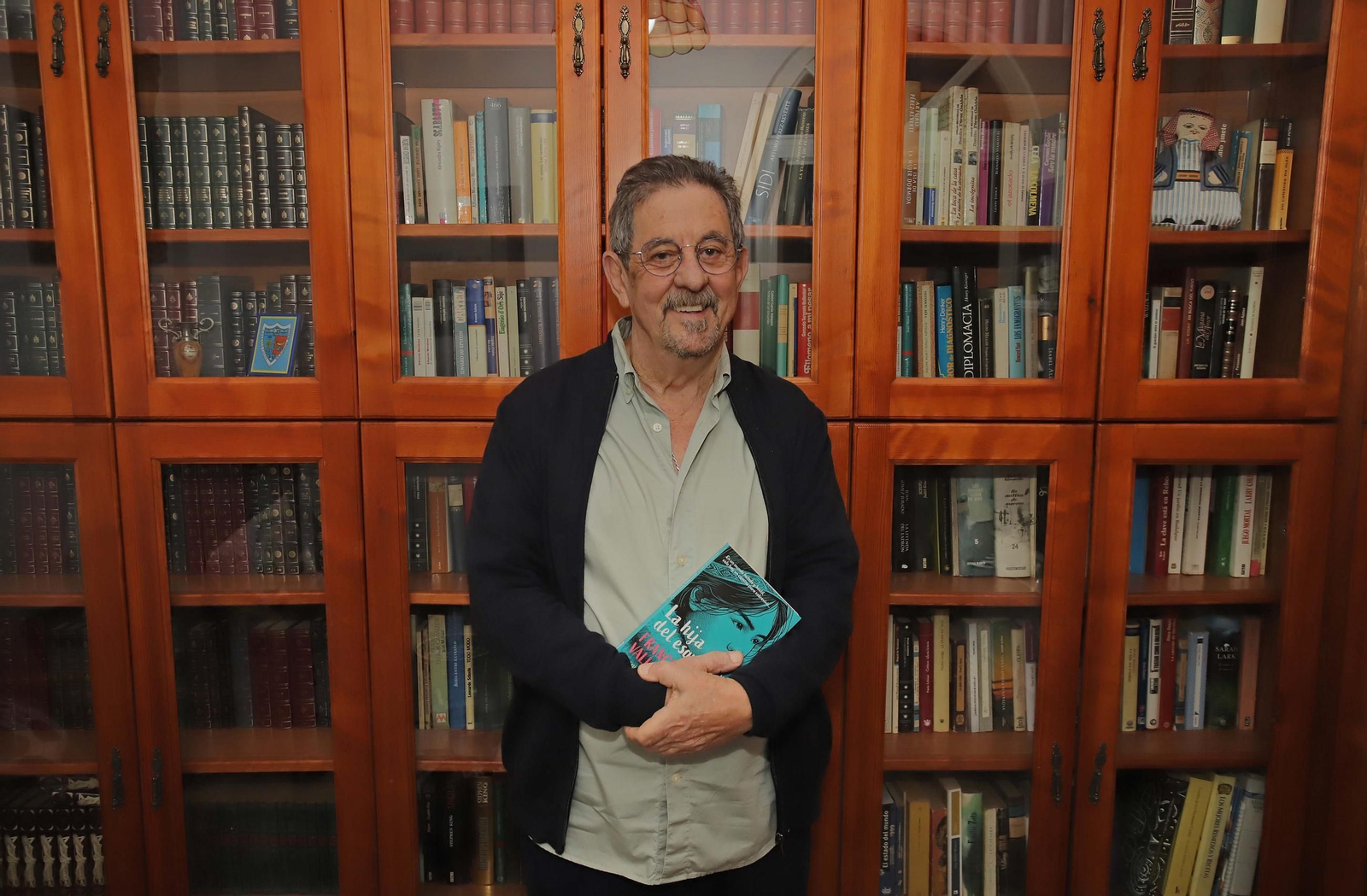 Francisco Díaz Valladades, con un ejemplar de 'La hija del esquimal'. Francisco Díaz Valladades, con un ejemplar de 'La hija del esquimal'.