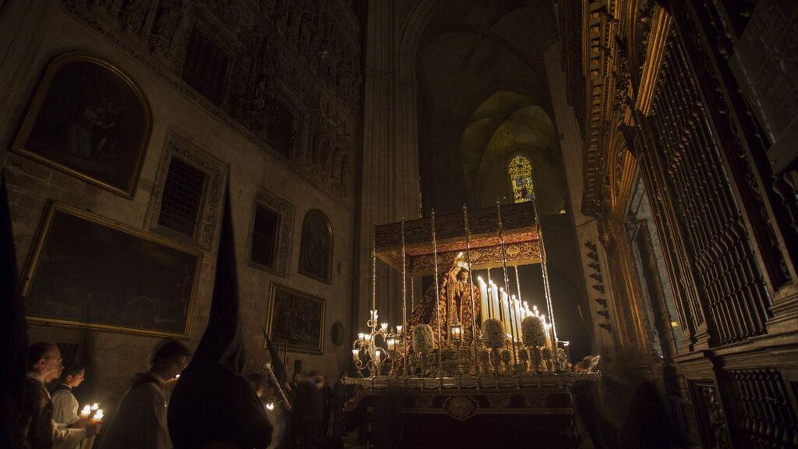 La Virgen del Mayor Dolor está acompañada por bocinas manigueteros