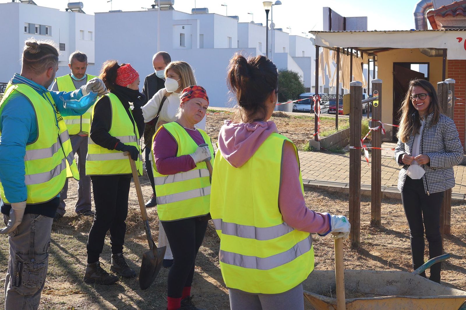La alcaldesa de Ayamonte visita las obras de rehabilitación en un parque del municipio.