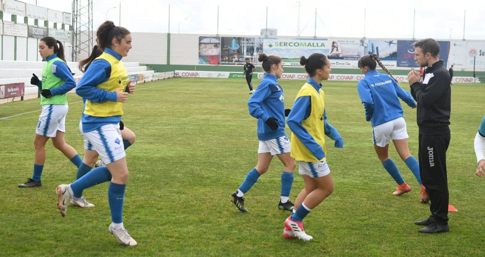 Las jugadoras del Pozoalbense calientan antes de un partido en su feudo.