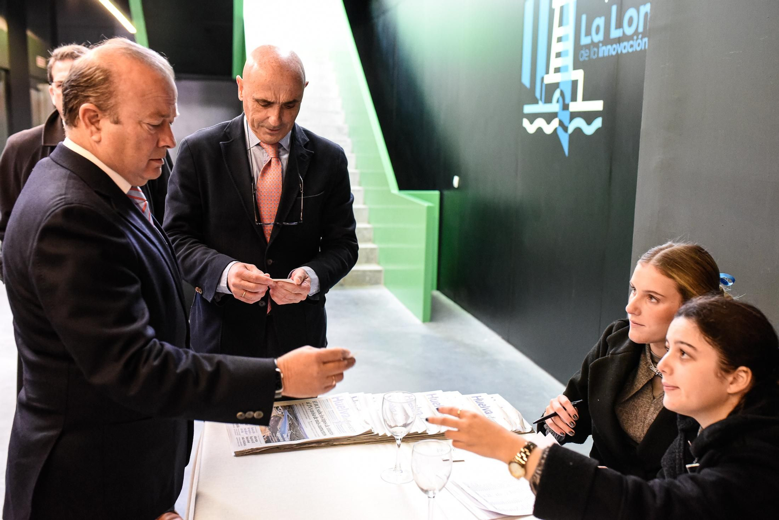 Imágenes de los asistentes al Desayuno Coloquio "Economía azul, claves para el desarrollo sostenible" organizado por el Grupo Joly