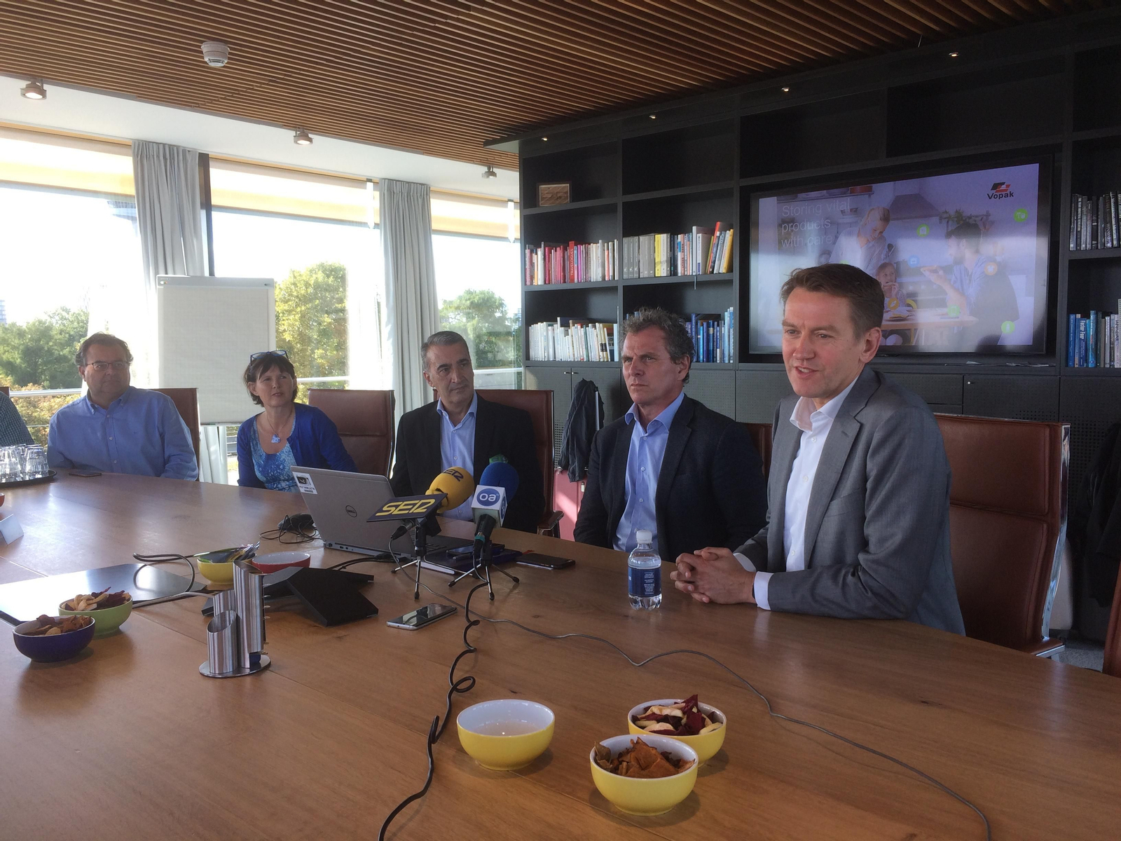 Javier Martínez, Peter Van der Brug y Janbert Schutrops, presidente de la división para Europa y África.