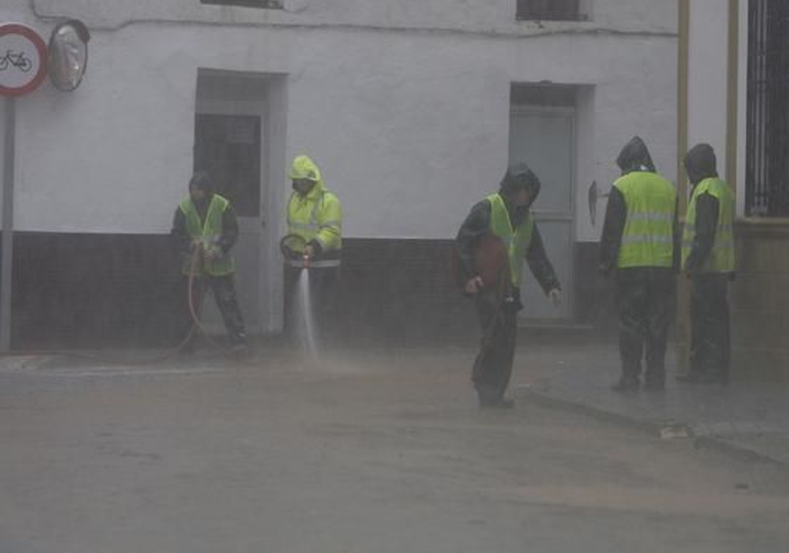Vecinos de Constantina intentan sacar el barro de las casas afectadas por la inundación. 

Foto: José Ángel García