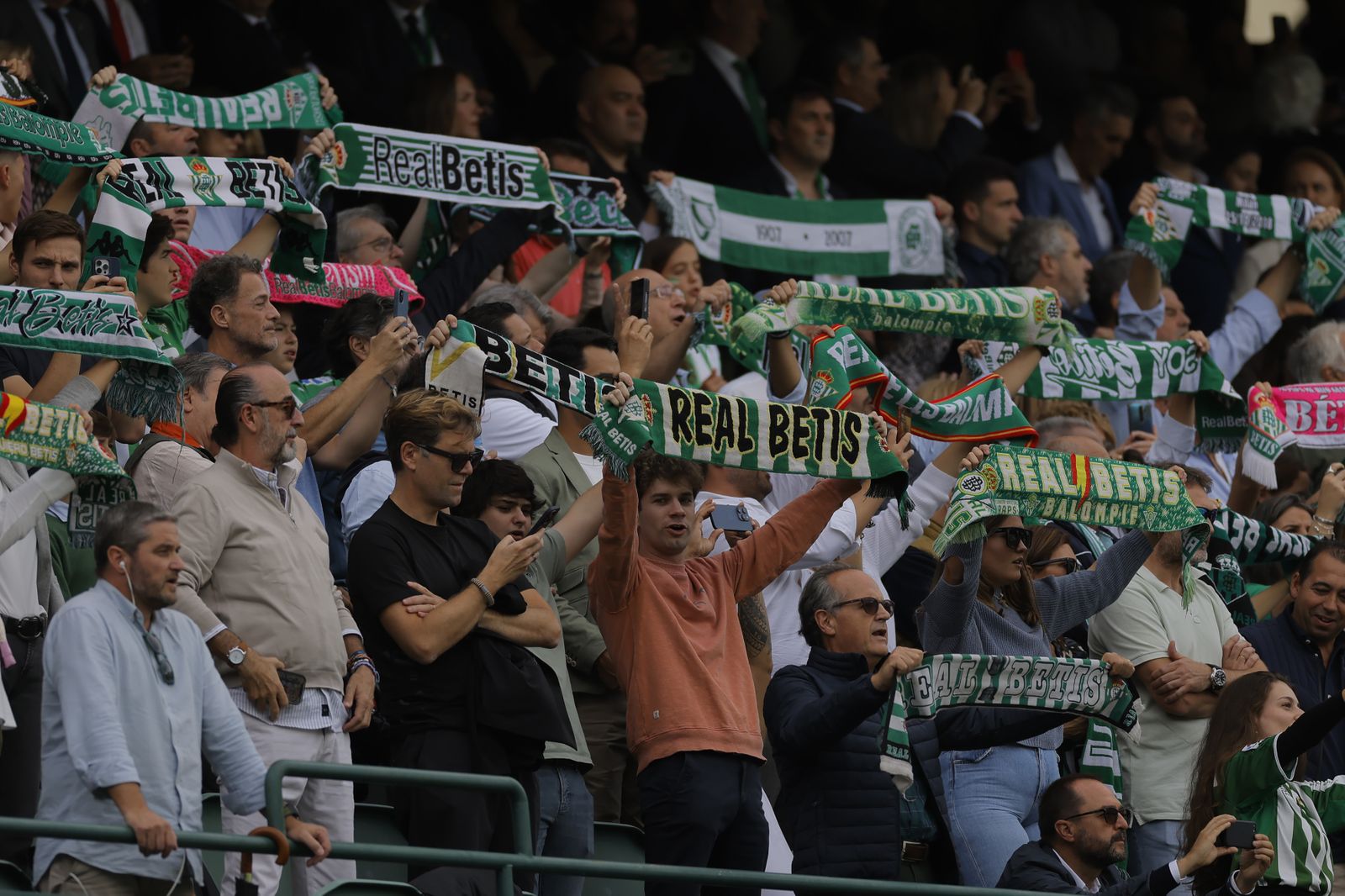 Búscate en las fotos del Betis-Osasuna