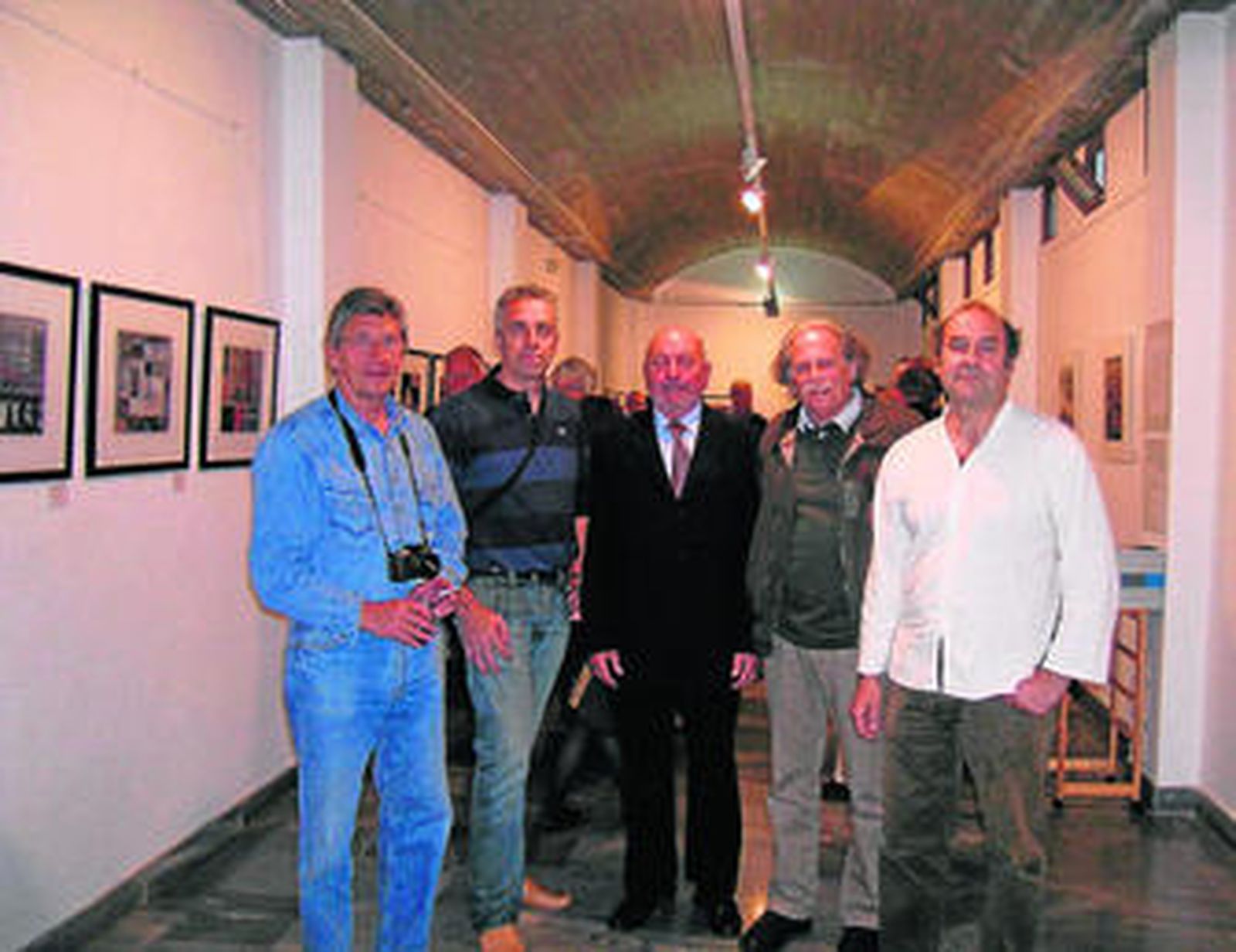 El concejal Ángel Medina junto a los cuatro artistas que exponen en Mojácar.