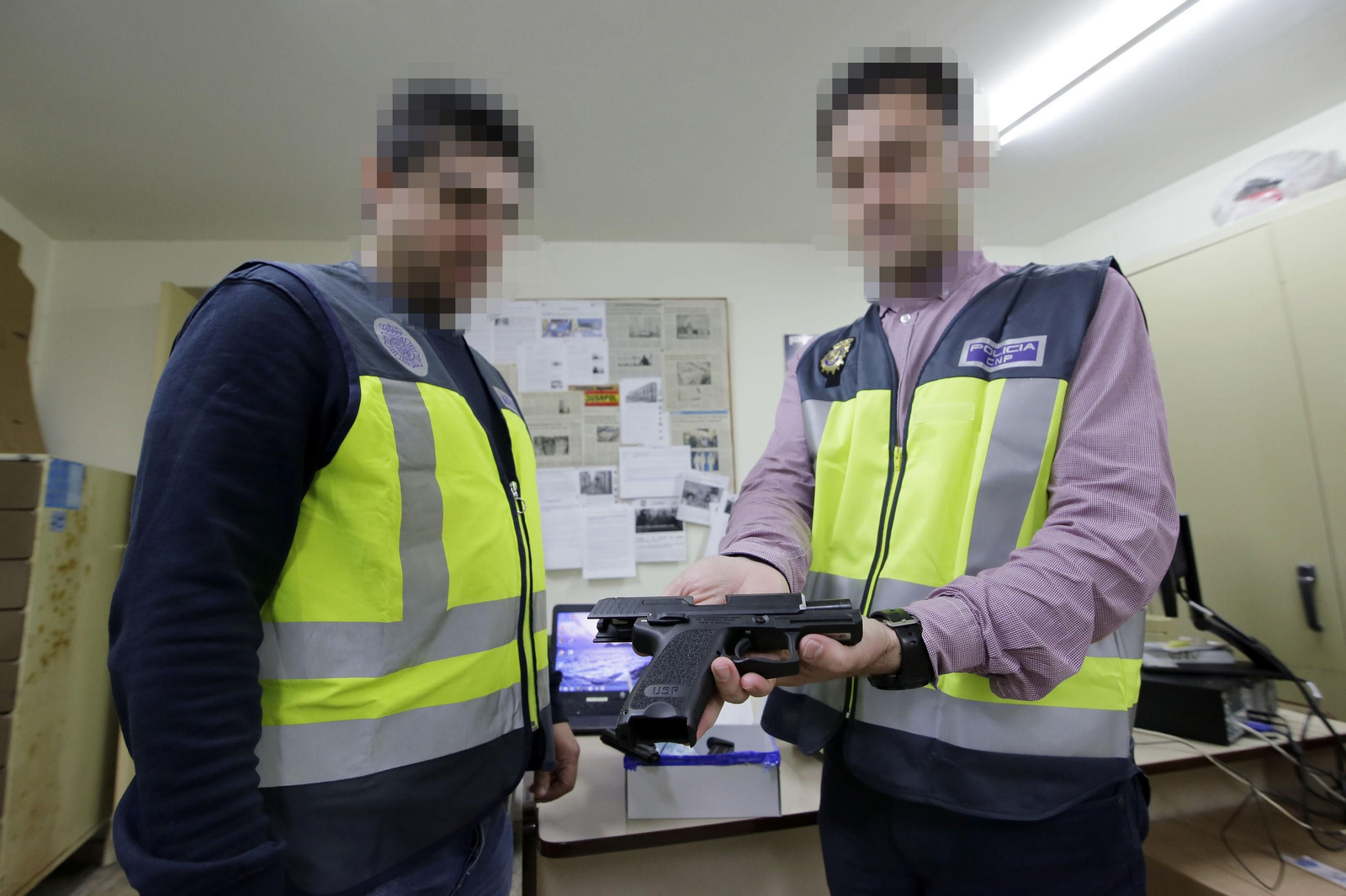 Un agente de la UDEV de la comisaría de Jerez muestra una de las pistolas recientemente intervenidas en sus operaciones. Un agente de la UDEV de la comisaría de Jerez muestra una de las pistolas recientemente intervenidas en sus operaciones.