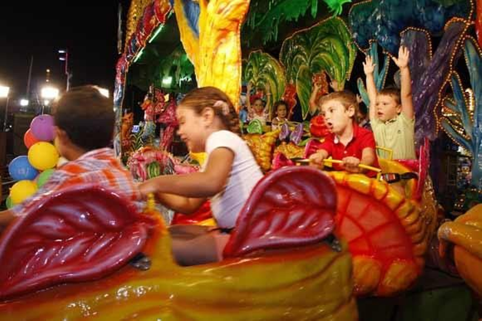 El alumbrado y el izado de las banderas de los países iberoamericanos dio comienzo a la Feria del Carmen y de la Sal

Foto: Rioja-Nuria Reina