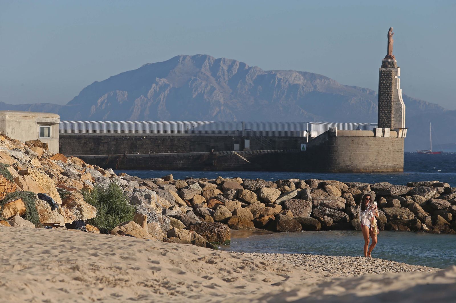 Una mujer pasea por la orilla de la playa de Los Lances, en Tarifa, este domingo.