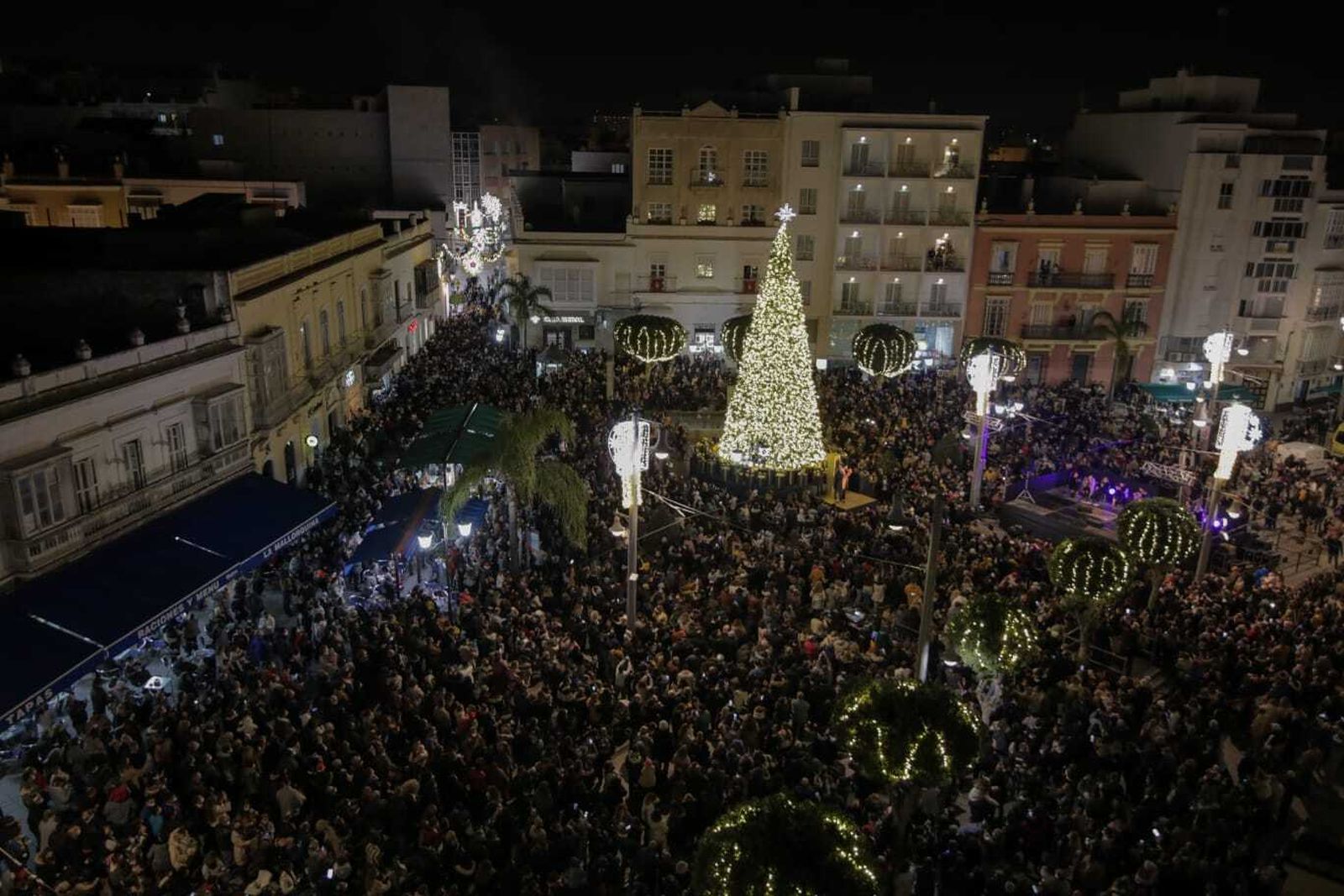 Isleños congregados en la plaza de la Iglesia durante el encendido del alumbrado navideño, a finales de noviembre.
