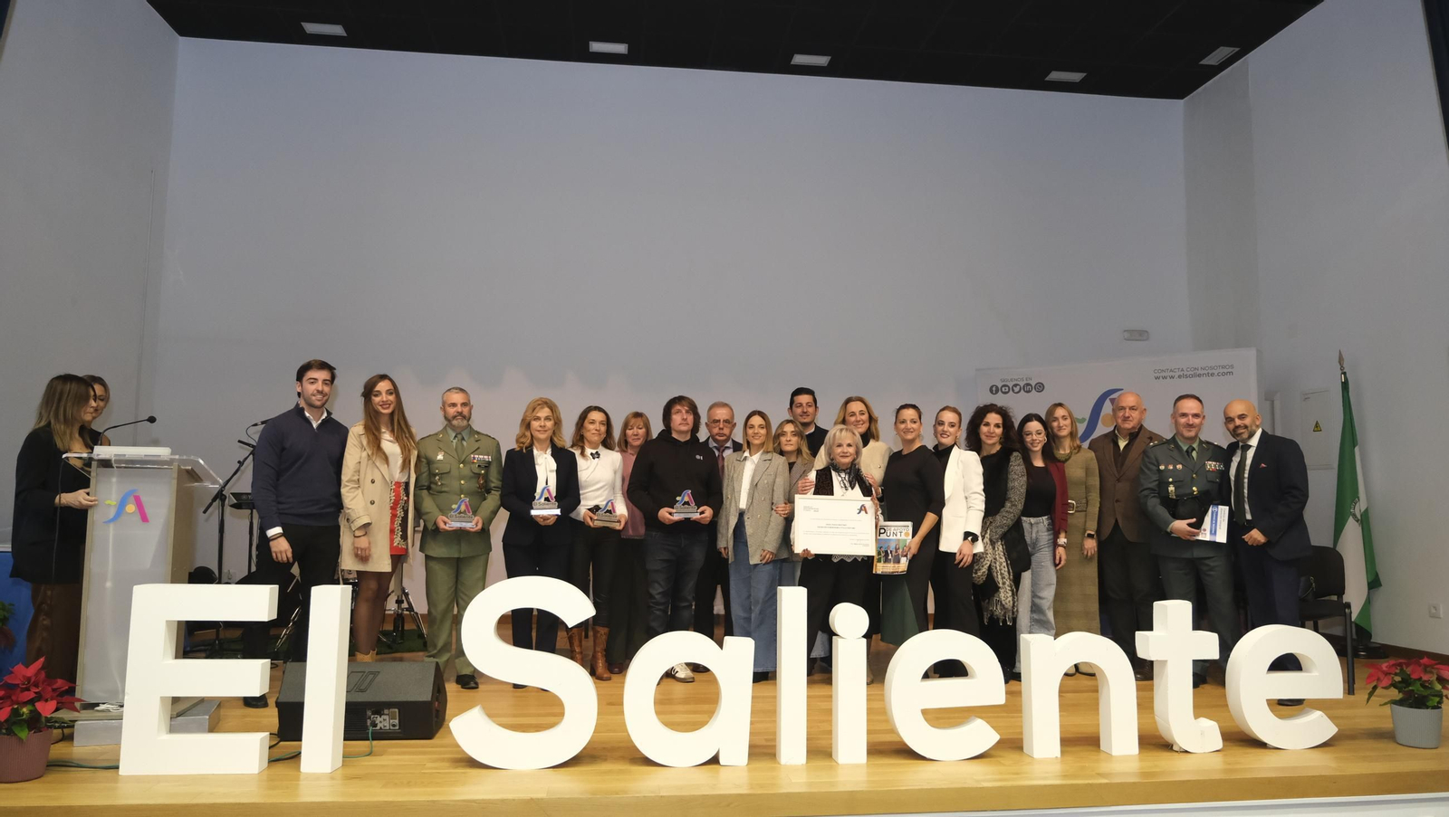 Foto de familia de las persnonas y entidades premiadas, así como las autoridades asistentes.