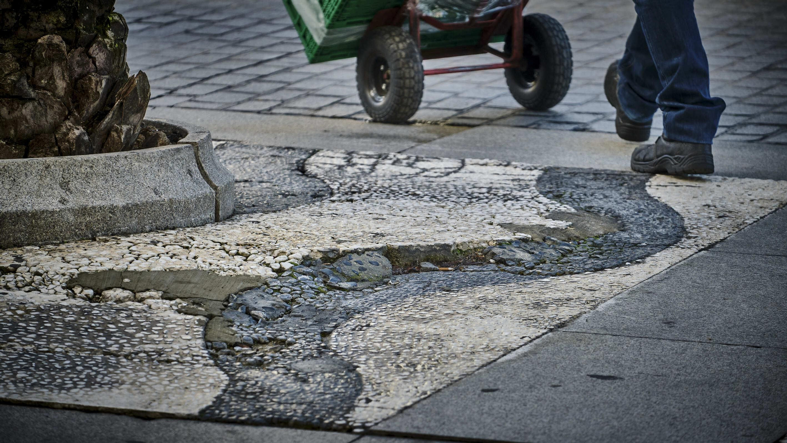 Pavimento muy deteriorado en la plaza de San Juan de Dios, frente al edificio del Ayuntamiento de Cádiz
