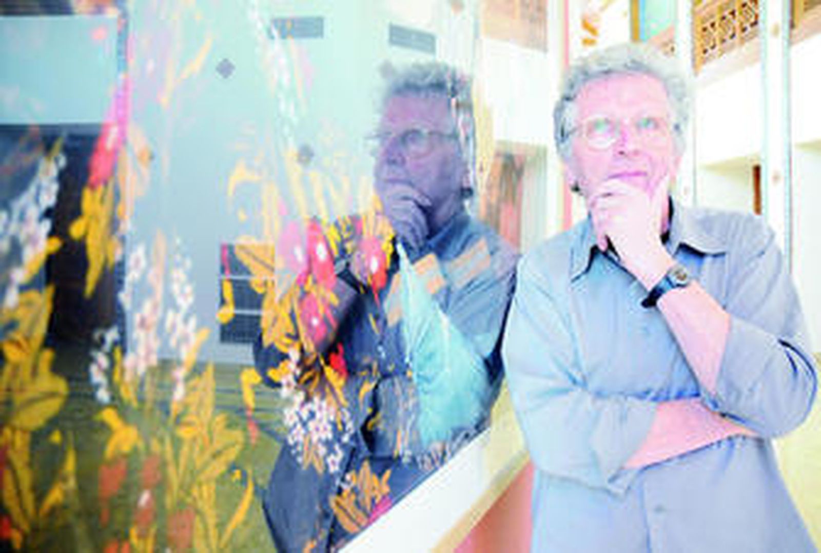 Harry Gruyaert, junto a una de sus fotografías en la Fundación Tres Culturas.