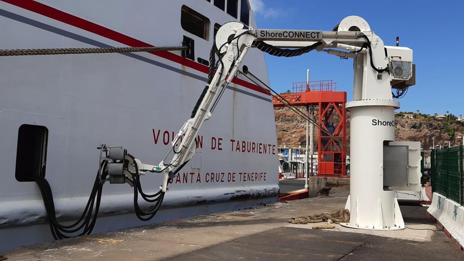 La fórmula de los brazos articulados es una de las más extendidas en aquellos puertos europeos que ya ofrecen este nuevo servicio