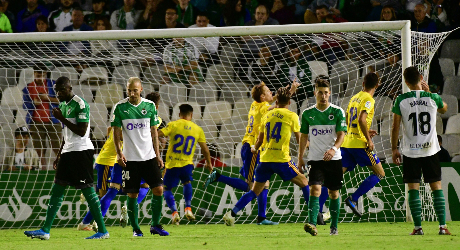Álex Fernández celebra el definitivo 1-2.
