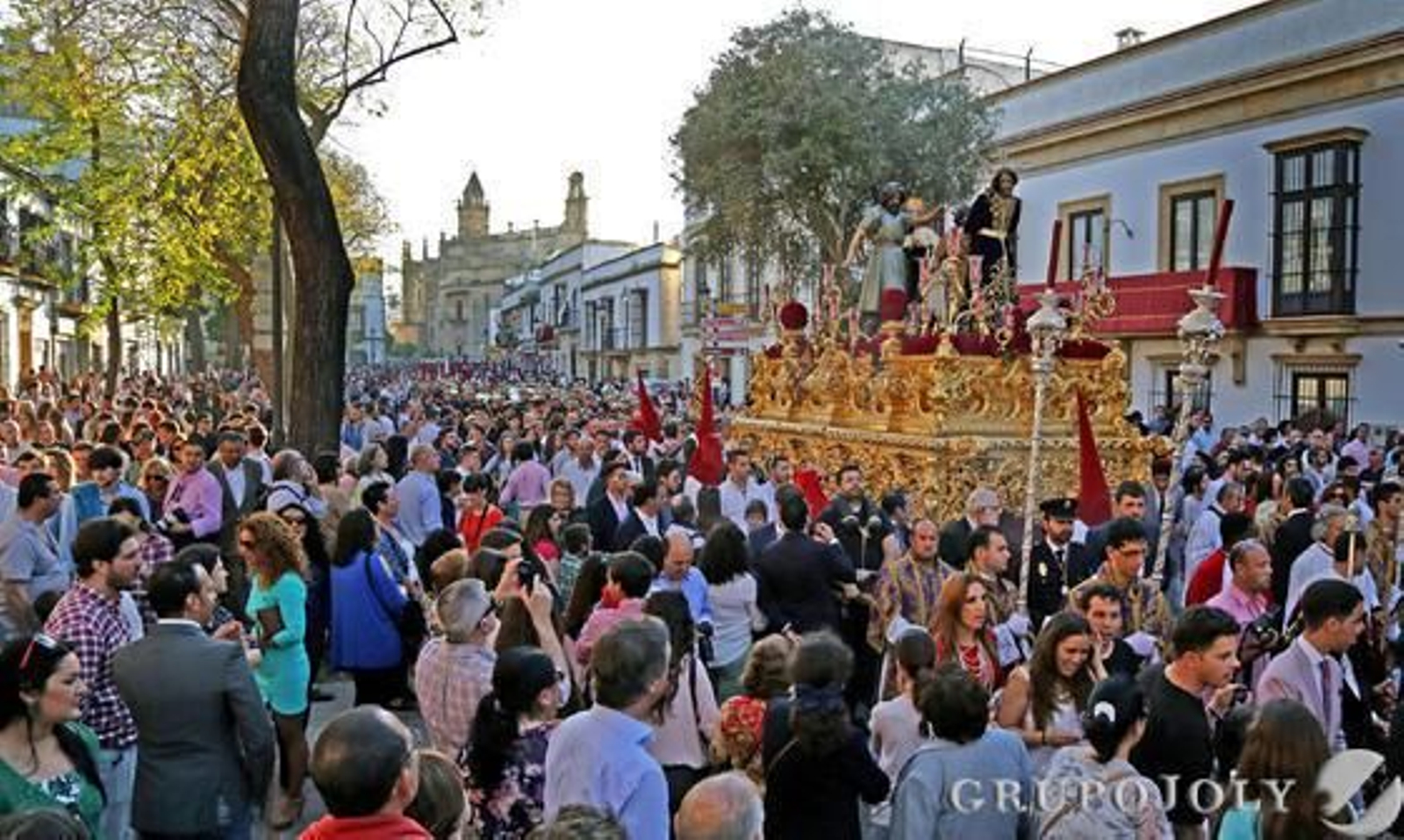Todo el barrio de Santiago arropa a su Prendimiento cuando éste comienza a abandonar sus calles camino de la Carrera Oficial.

Foto: Miguel Angel Gonzalez