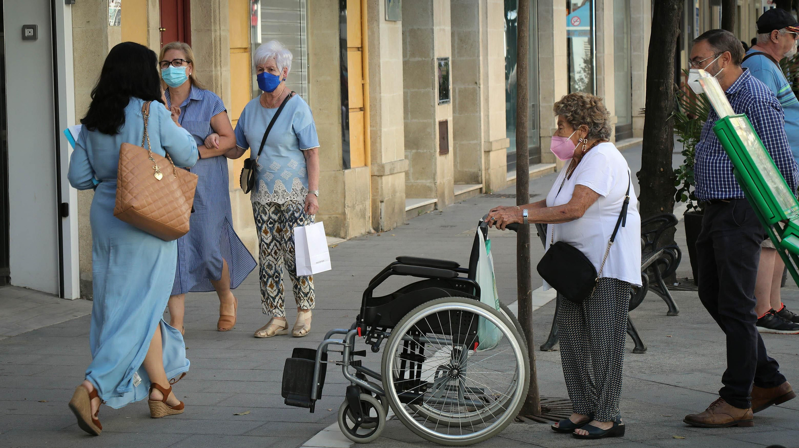 Muchos ciudadanos mantienen el uso de la mascarilla al aire libre por prevención.