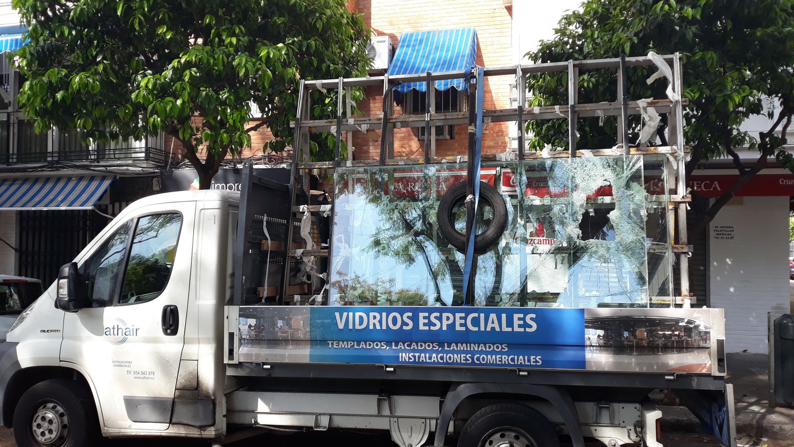 La luna destrozada, en el camión de la cristalería.