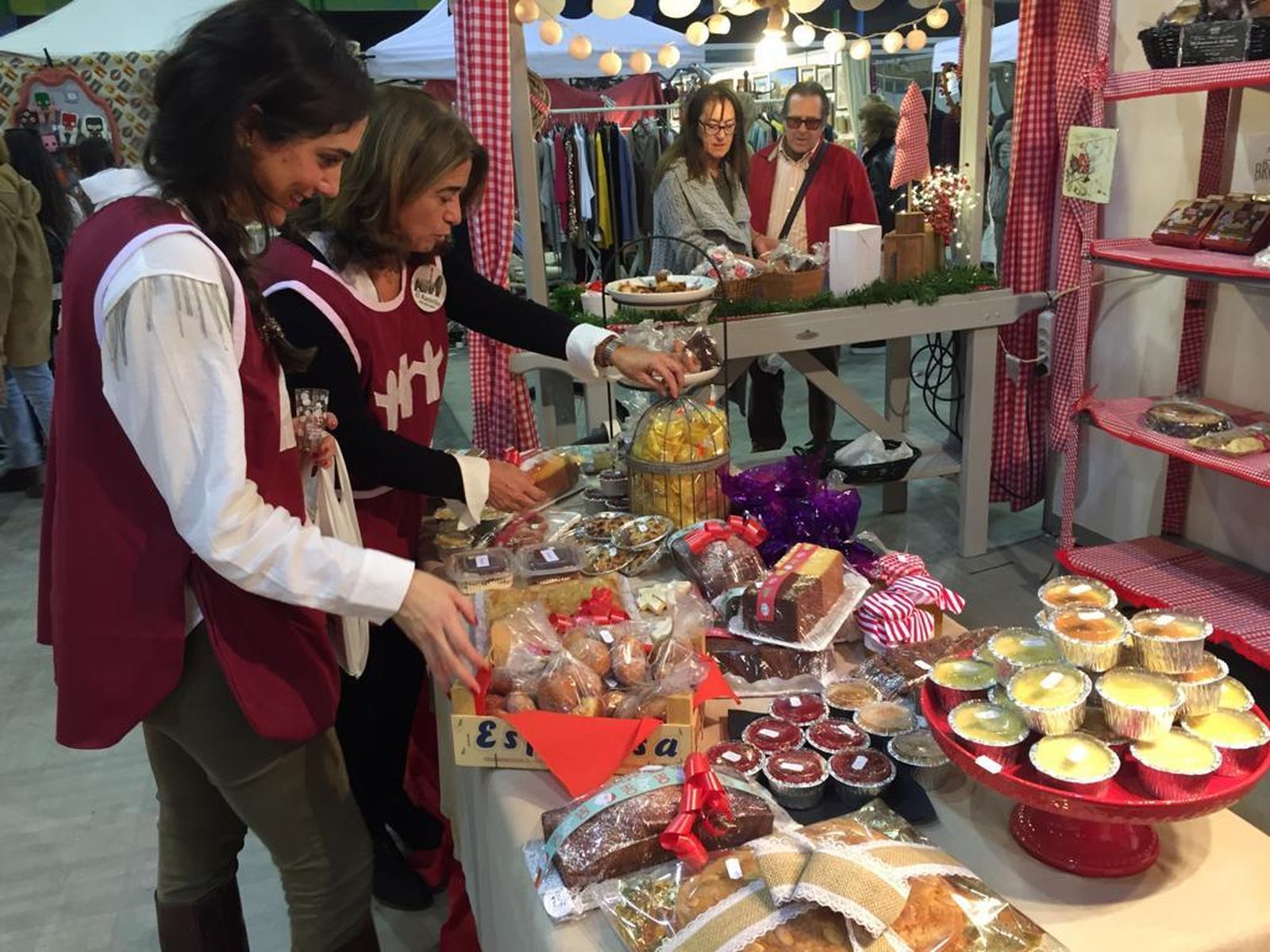 Ángela Fontana, presidenta de Nuevo Futuro, junto a una colaboradora.