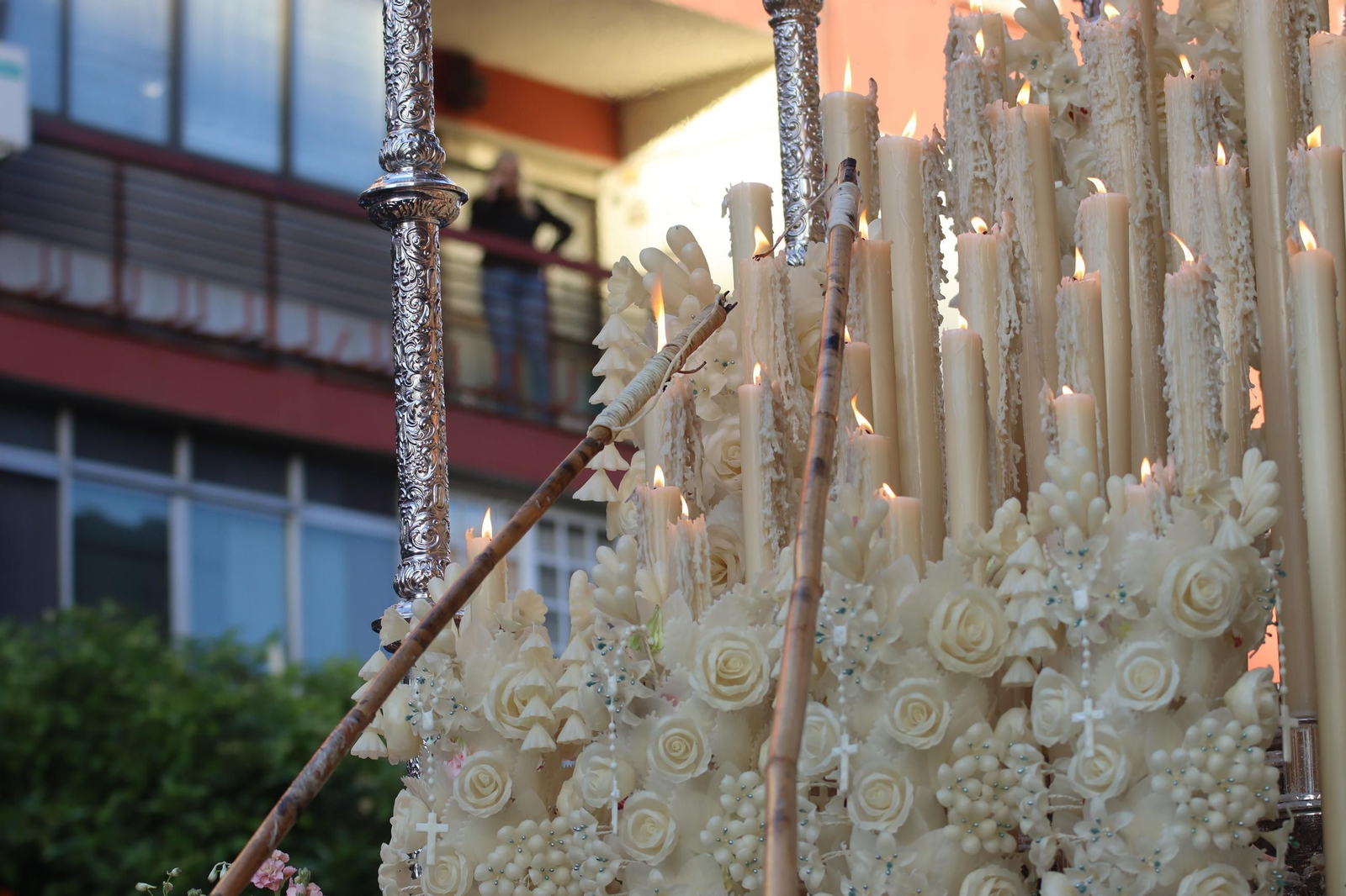 La salida de la hermandad de San Pablo desde el Santuario de los Gitanos