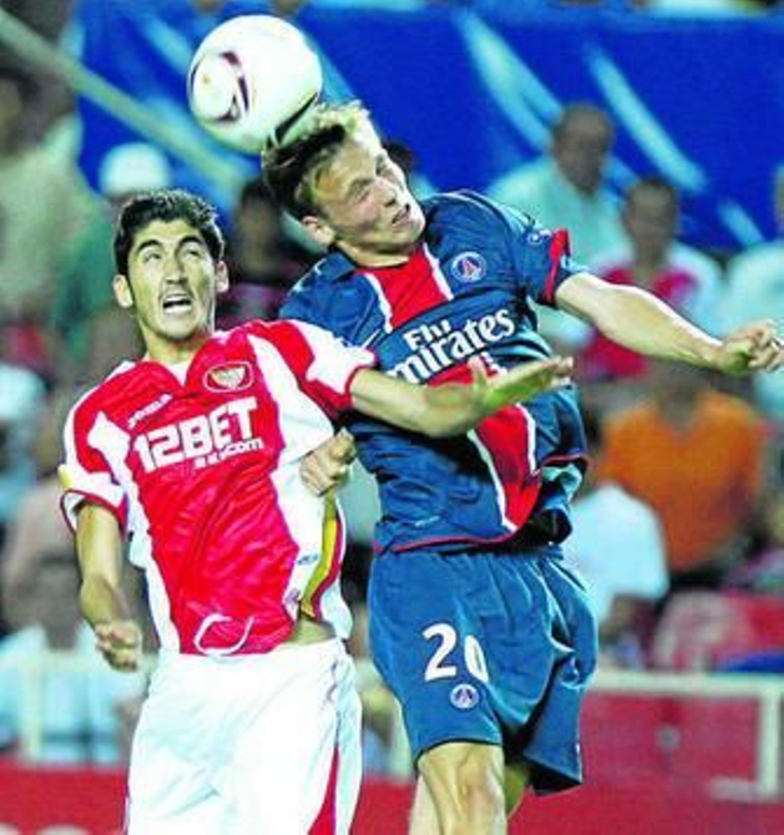 José Carlos intenta alcanzar un balón aéreo ante Chantome.