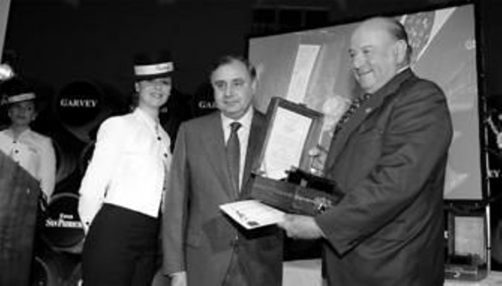 Garvey reconoce la excelencia