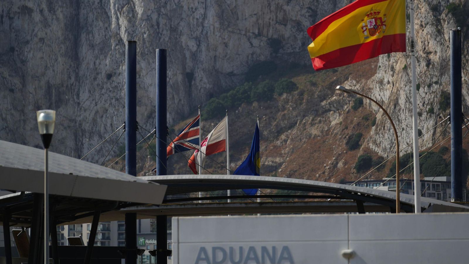 La Aduana de La Línea junto a la Verja de Gibraltar. La Aduana de La Línea junto a la Verja de Gibraltar.