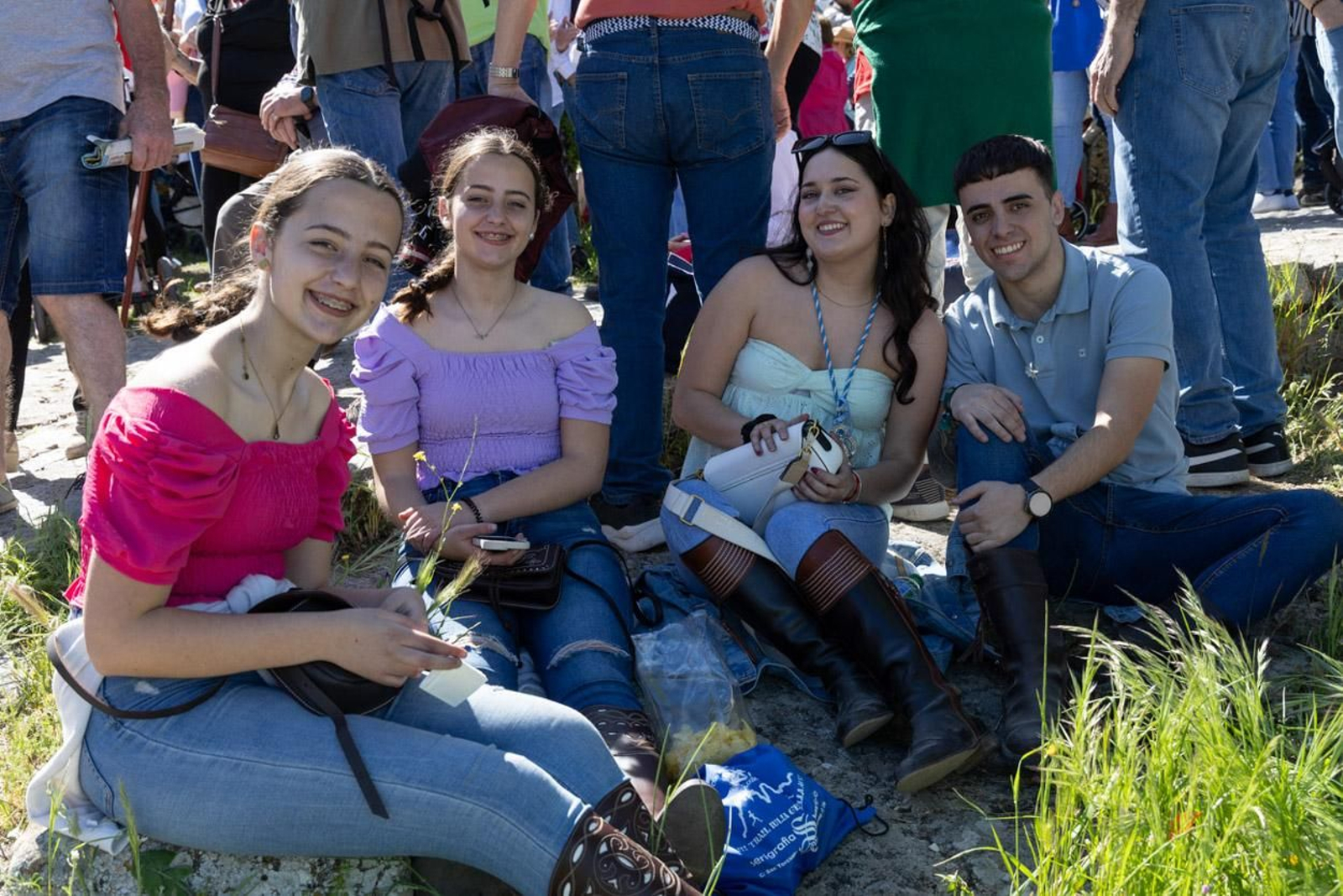 Miles de romeros acuden al encuentro de la Virgen de la Cabeza en su romería