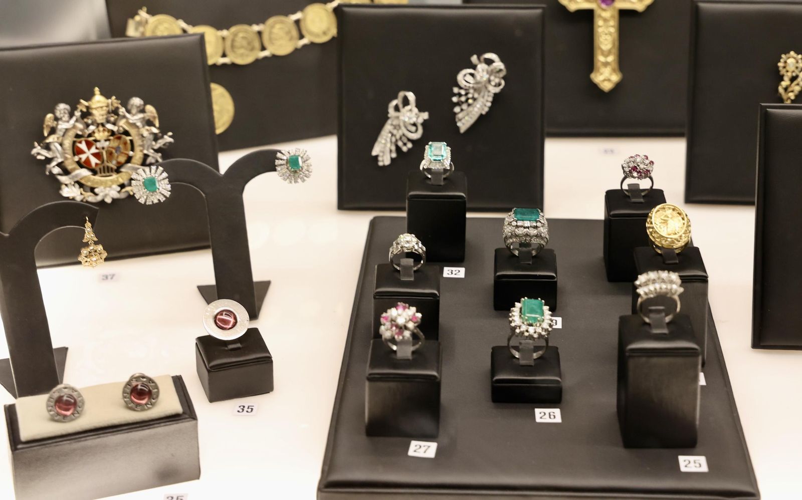 Exposición Ofrenda. Rosa. Corona. Beso