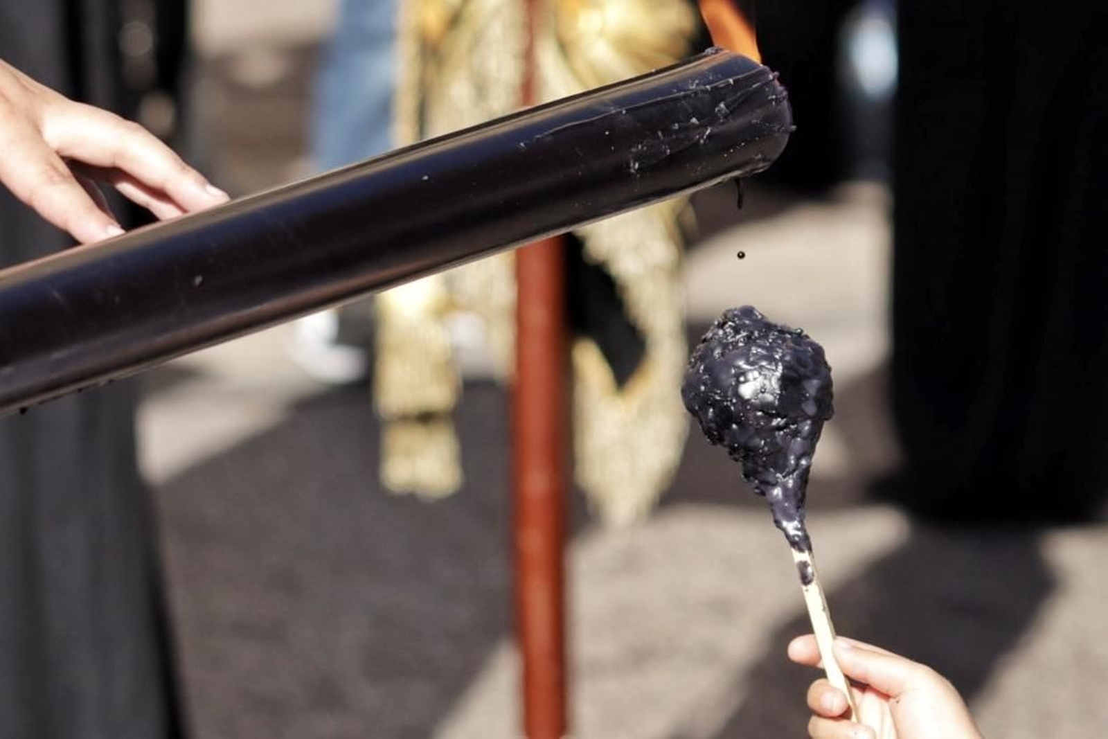 Santa Cruz en el Jueves Santo de Málaga, en imágenes
