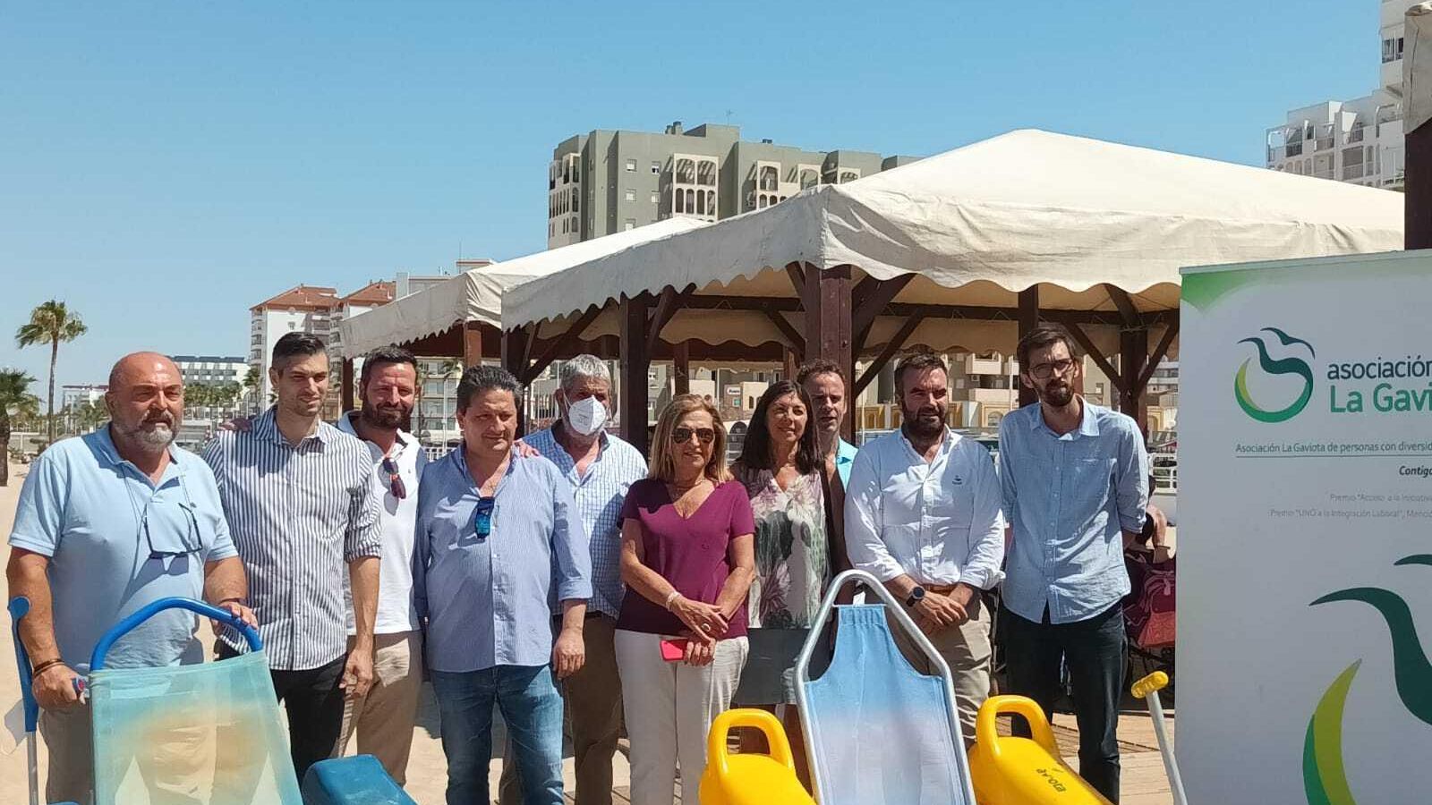 Representantes de la Corporación Municipal, junto a los directivos de La Gaviota.