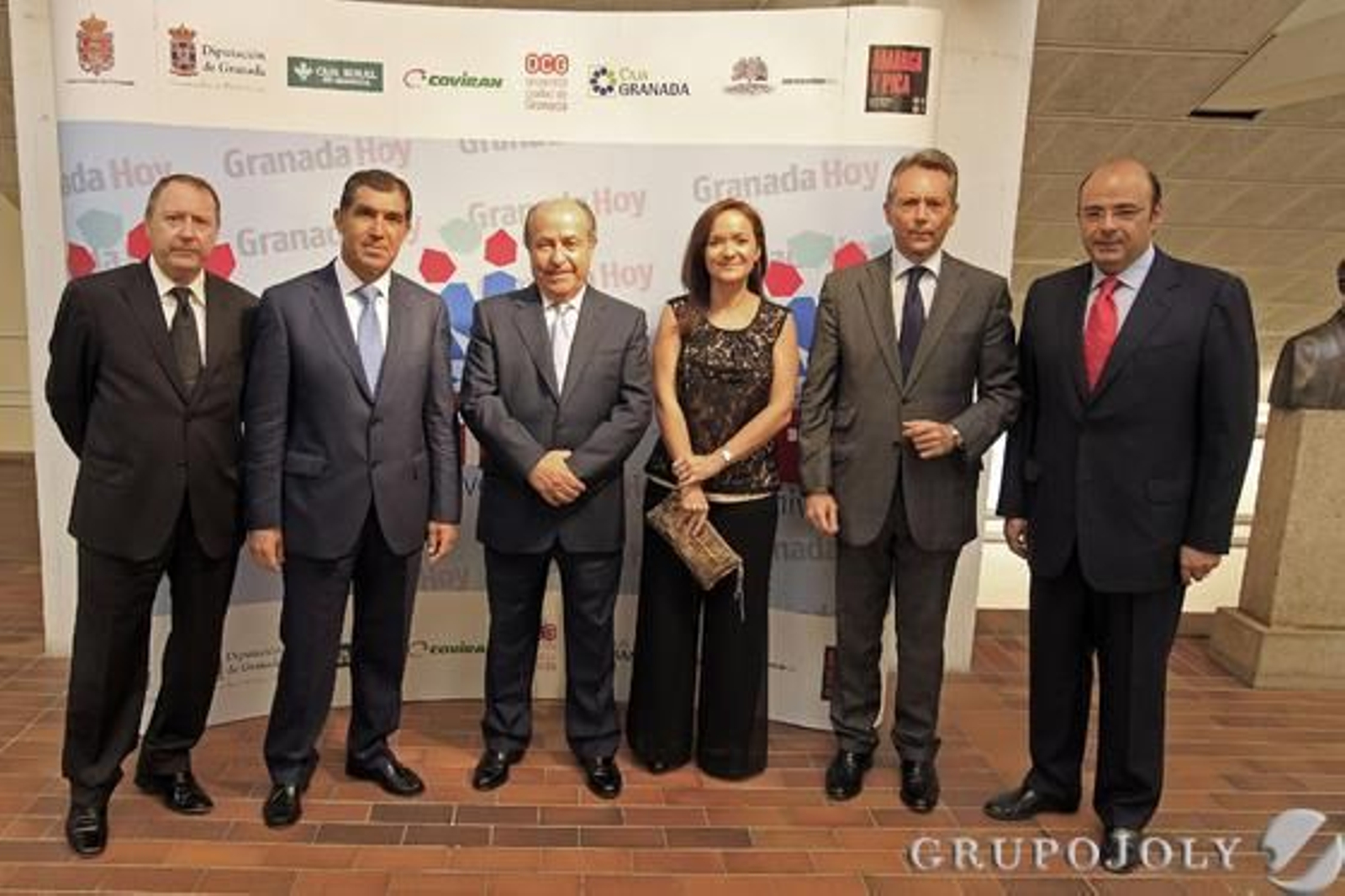 El presidente del Consejo Consultivo, Juan Cano, junto con el presidente del TSJA, Lorenzo del Río, el alcalde de la capital, José Torres Hurtado, la directora del periódico Granada Hoy, Magdalena Trillo, el presidente del Grupo Joly, José Joly y el presidente de la Diputación Provincial de Granada, Sebastián Pérez.


Foto: Pepe Villoslada-Lucia Rivas