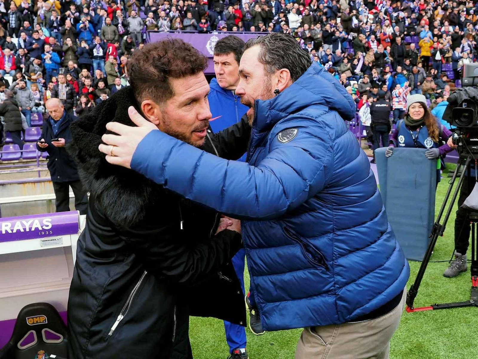Saludo entre Diego Pablo Simeone y Sergio González.