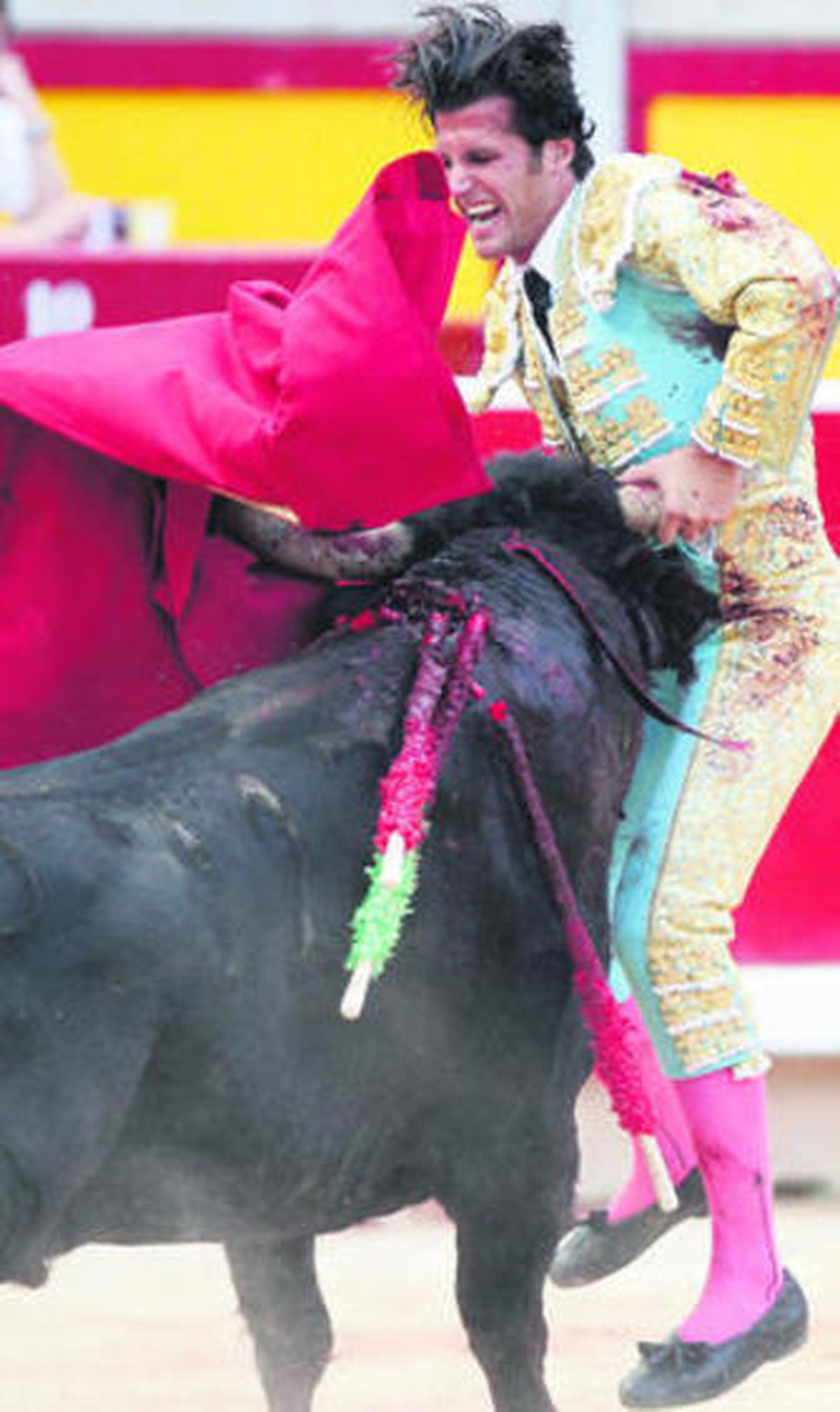 Un instante de la cogida a David Mora por el sexto toro.