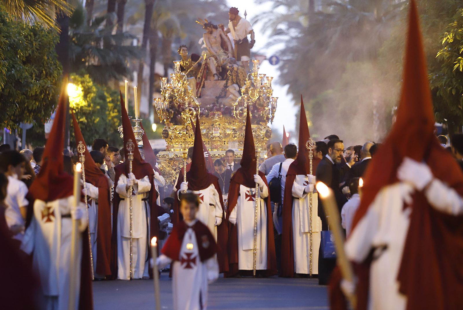 La hermandad de Los Judíos se encamina a la Carrera Oficial de Huelva.