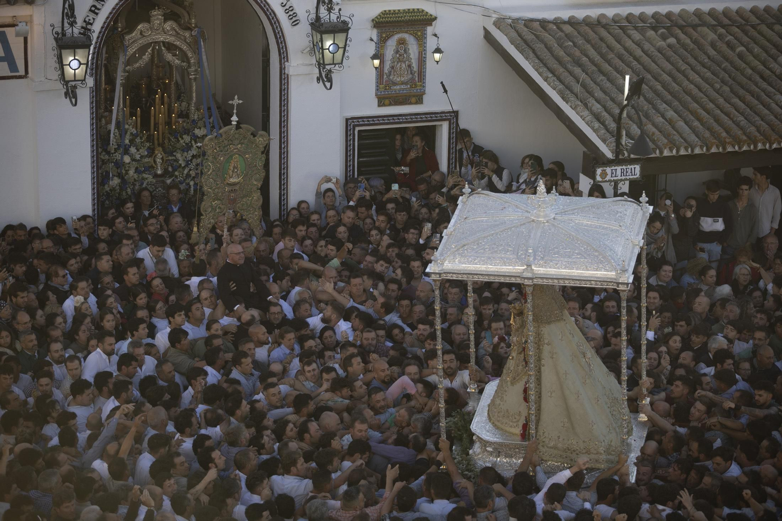 Las mejores imágenes de la procesión de la Virgen del Rocío en la aldea