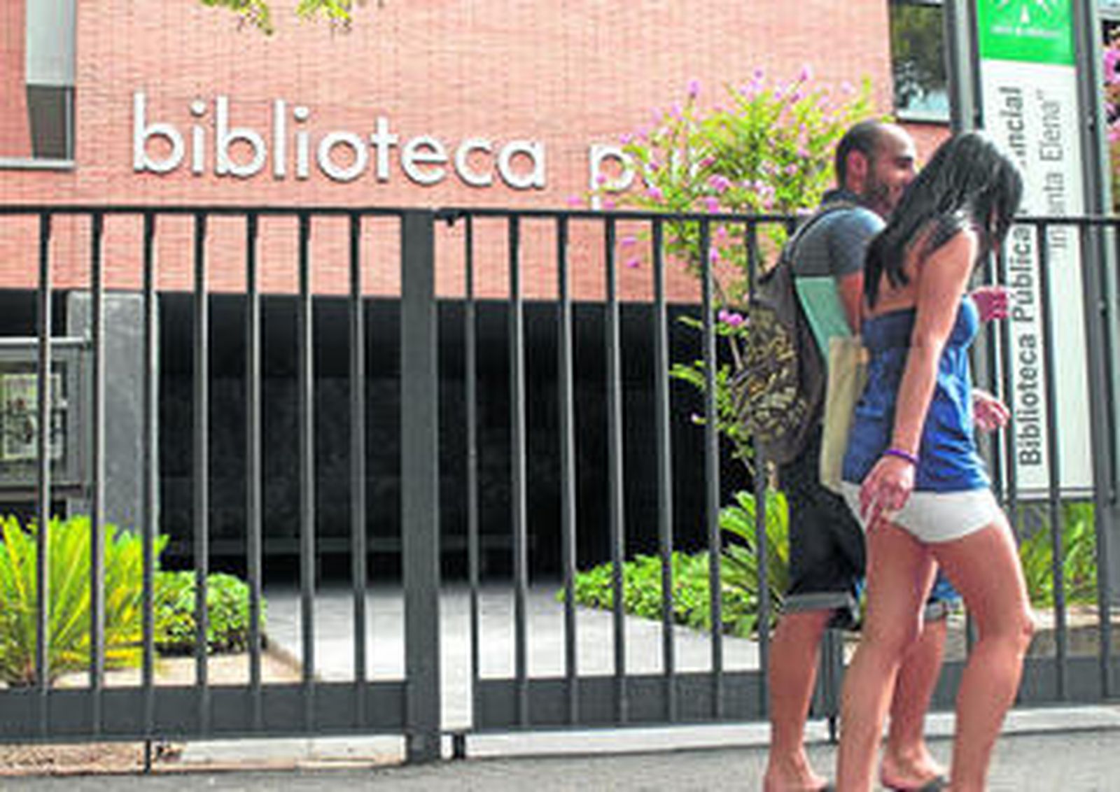 La entrada a la biblioteca pública Infanta Elena, ayer por la tarde, cerrada.