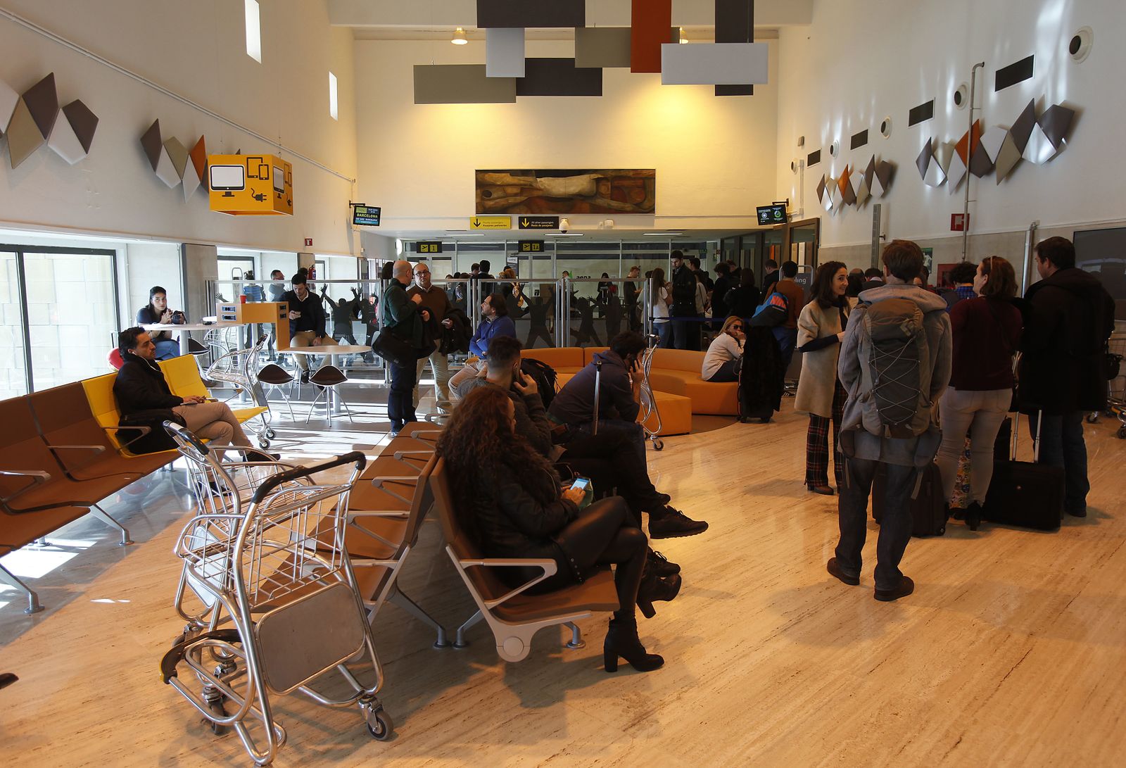 Pasajeros esperan en una sala de embarque del aeropuerto de Sevilla