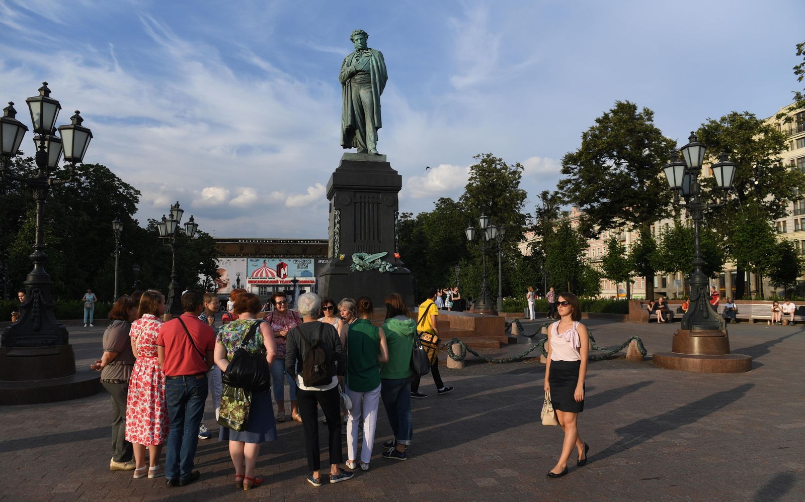 Un grupo de turistas, el pasado 29 de junio ante una estatua de Alexander Pushkin en Moscú.