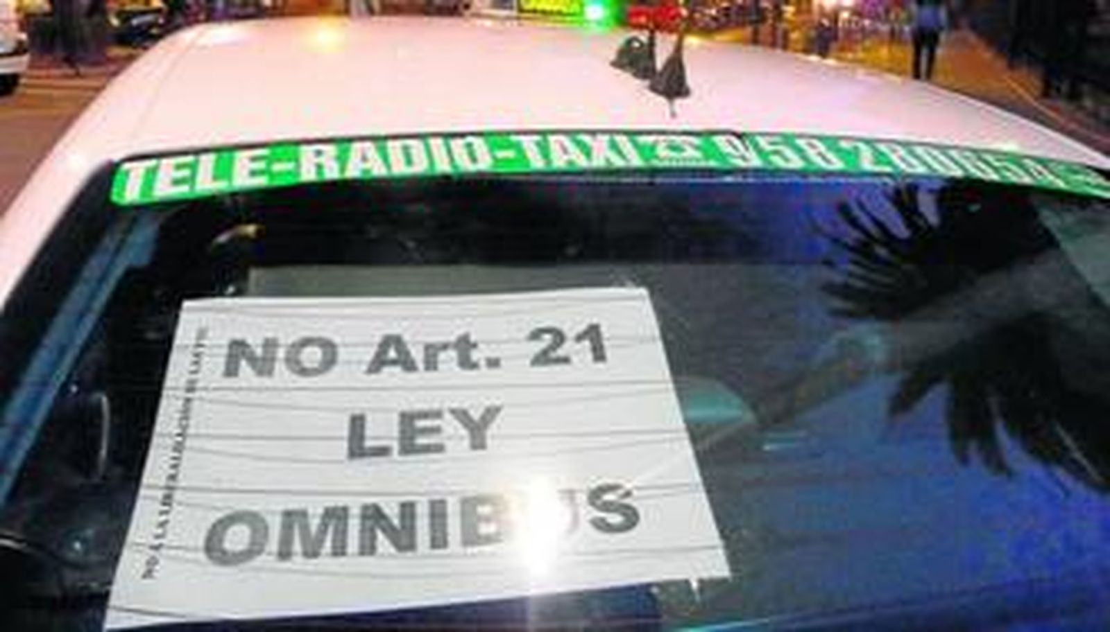 Los taxistas granadinos lucen este cartel en sus parabrisas.