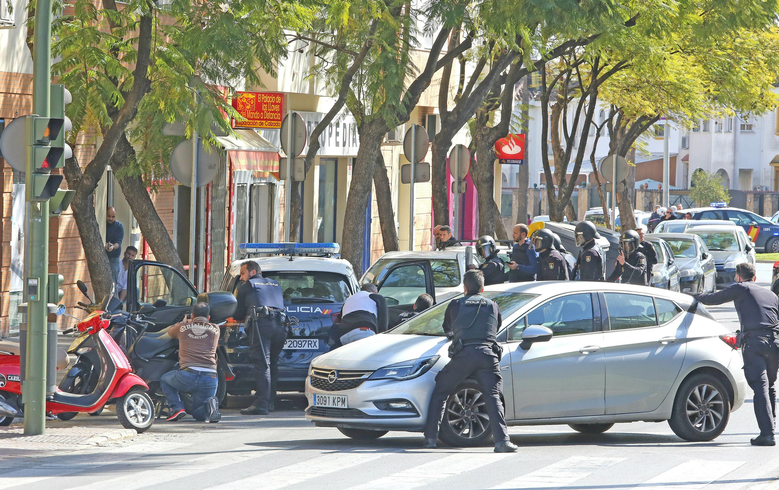 Imágenes del intento de atraco y detención de dos delincuentes en la oficina  de La Caixa de la Avenida Puertas del Sur de Jerez