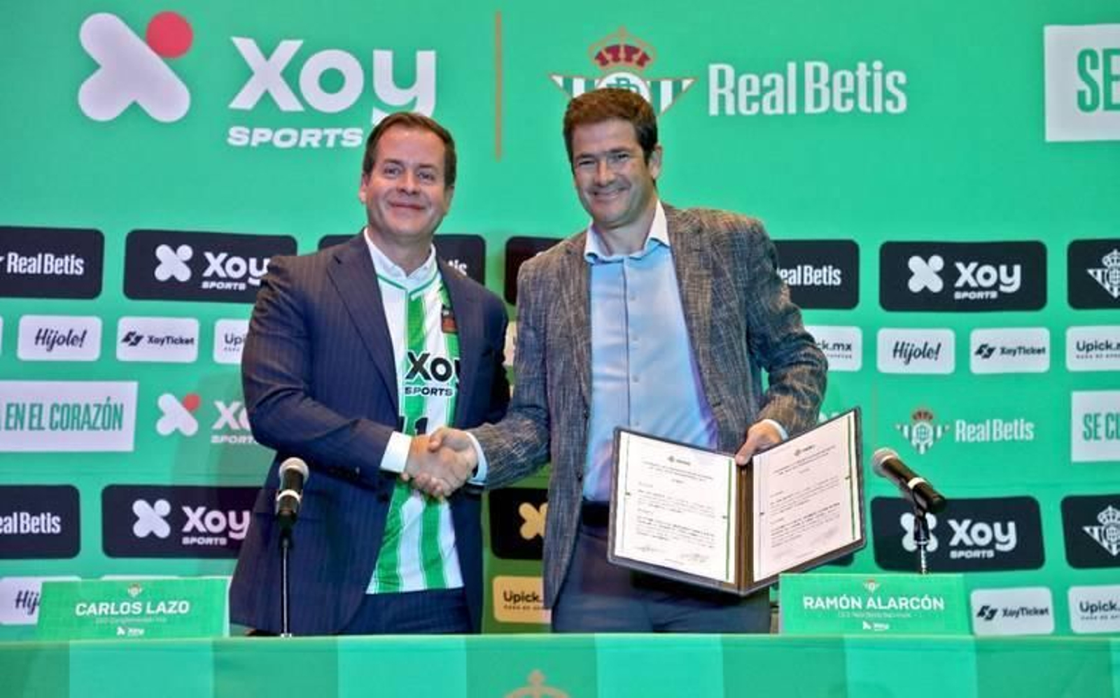 Carlos Lazo y Ramón Alarcón, CEO del Betis, en la presentación del acuerdo en México.