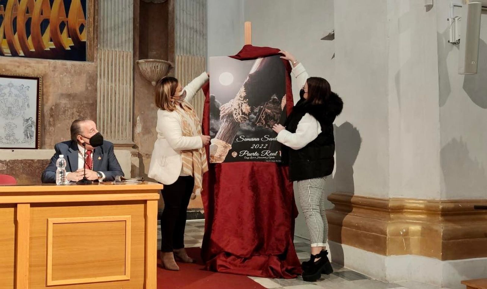 La alcaldesa, Elena Amaya, descubrió el cartel con su autora, Rocío Domínguez