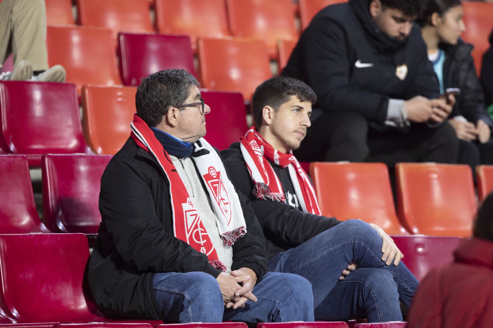 Encuéntrate en la grada de Los Cármenes en el Granada - Athletic Club