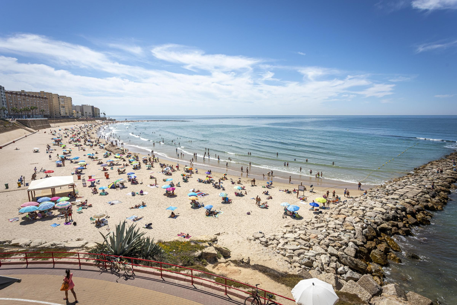 La playa de Santa María del Mar en Cádiz ayer domingo.