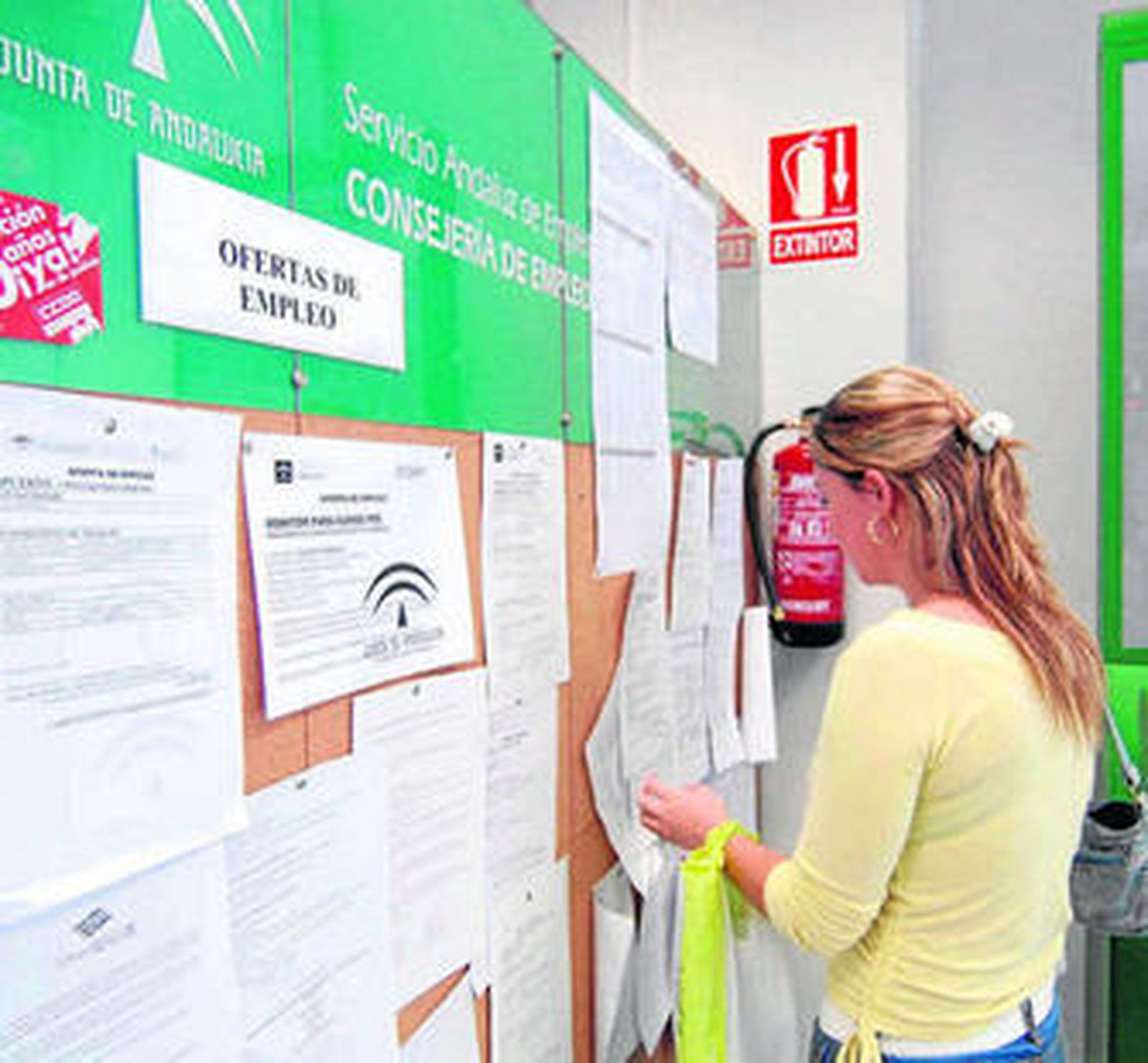 Una joven consulta las ofertas de trabajo en Granada.