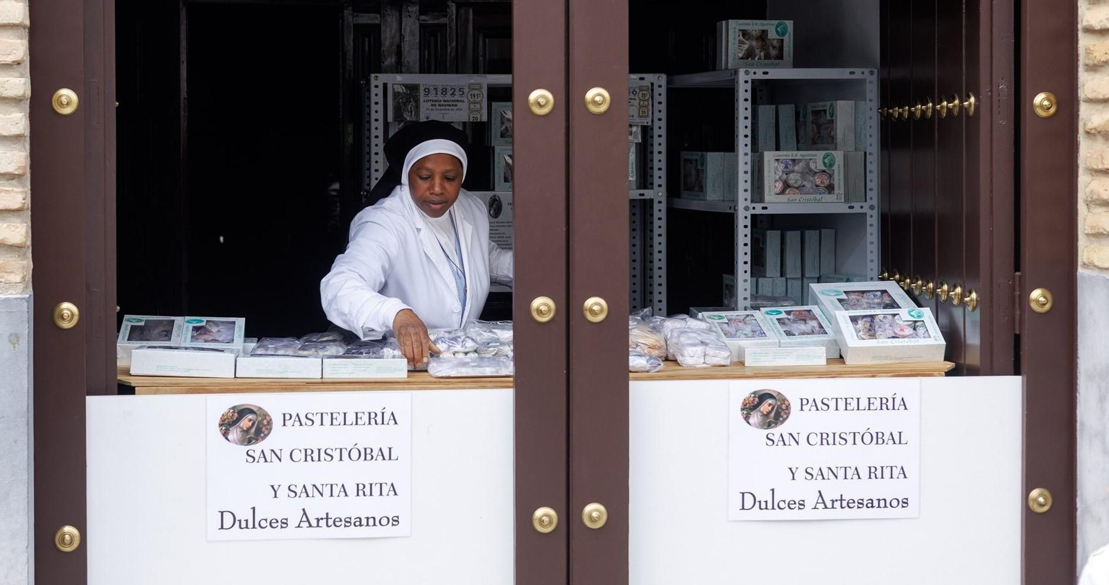 Una de las hermanas encargadas de la venta de dulces navideños en el convento San Cristobal , en Medina Sidonia
