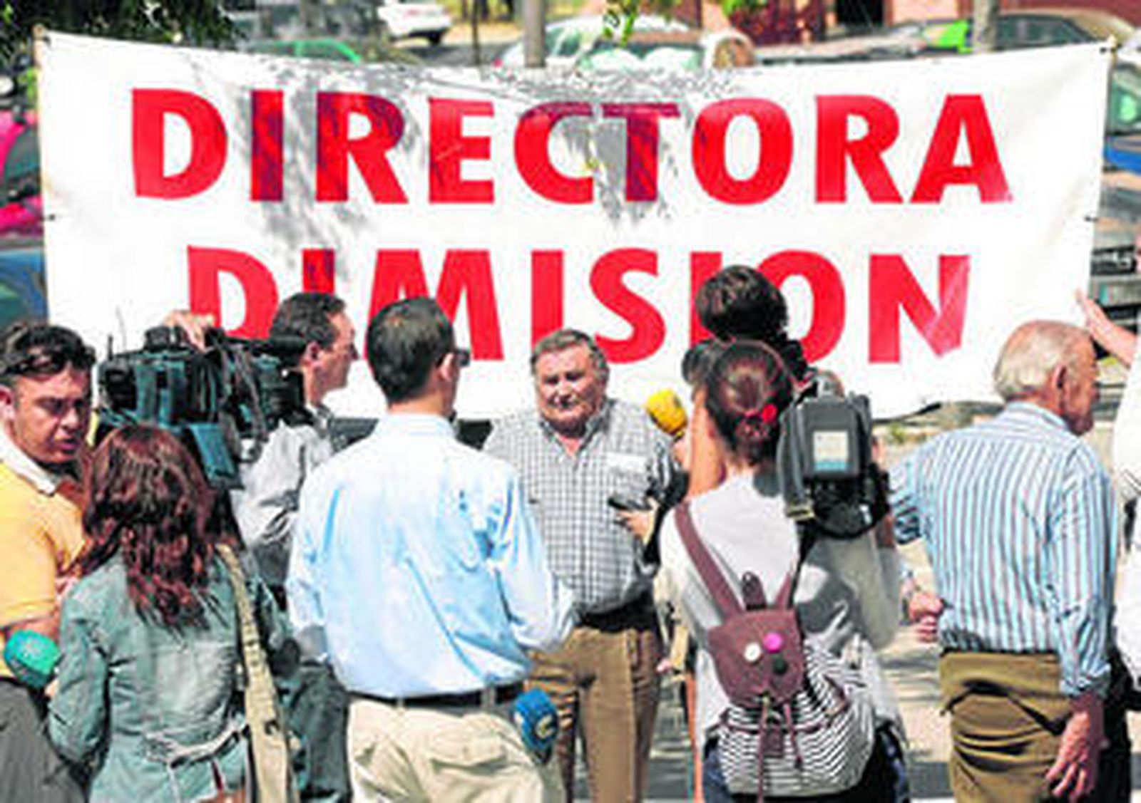 Ángel Mendoza atiende a los medios de comunicación antes de entregar el escrito.