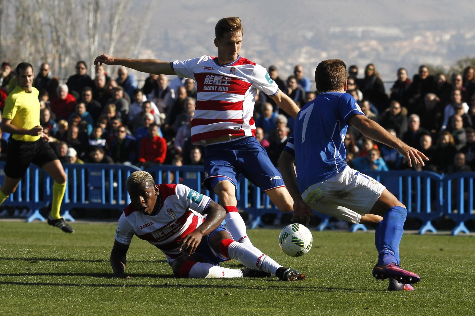 El central polaco Pawel Bochniewicz se dispone a golpear el balón en presencia de Estupiñán, en el suelo, y Corpas.