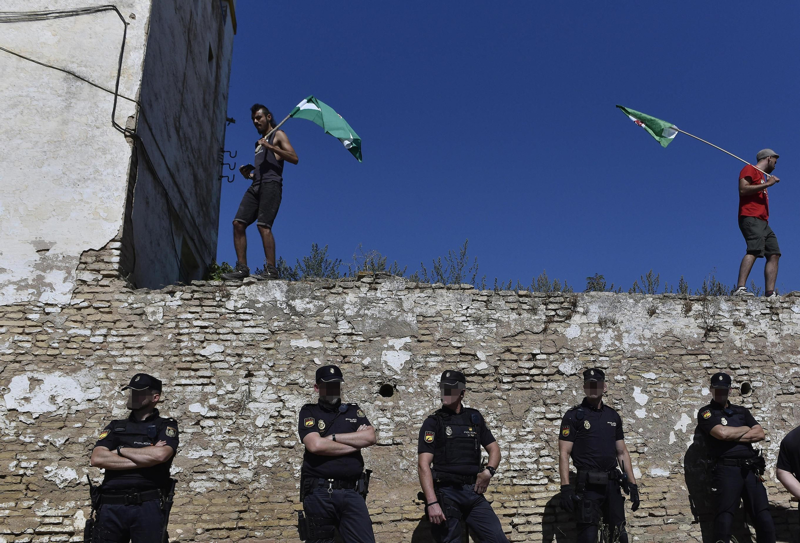 Concentración ante el cortijo Gambogaz, en Camas