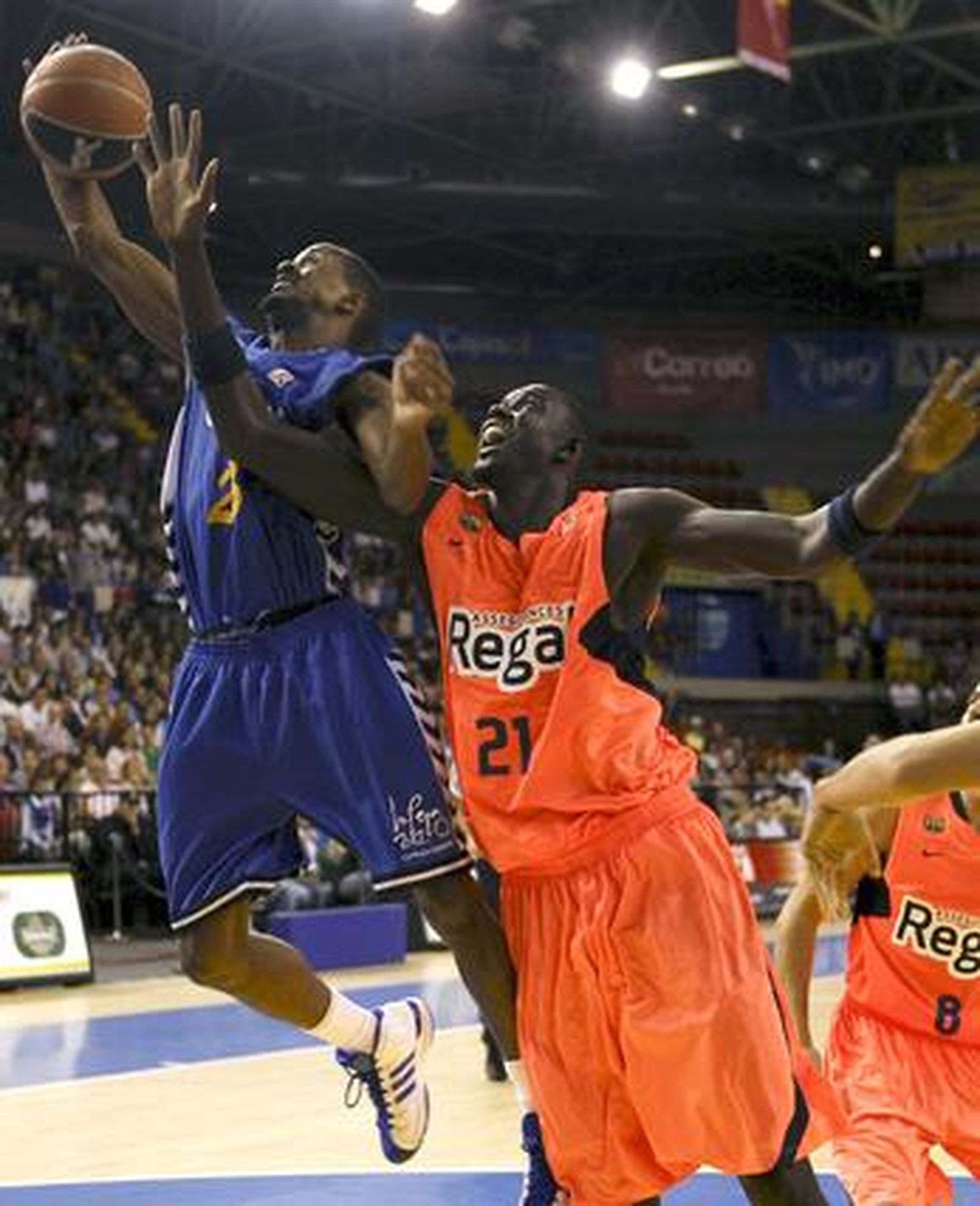 El Cajasol pierde con el Barcelona en San Pablo. / EFE